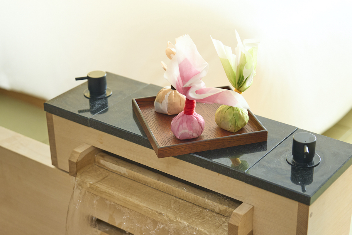 入浴剤（左から、ほうじ茶、酒粕、ゆず）