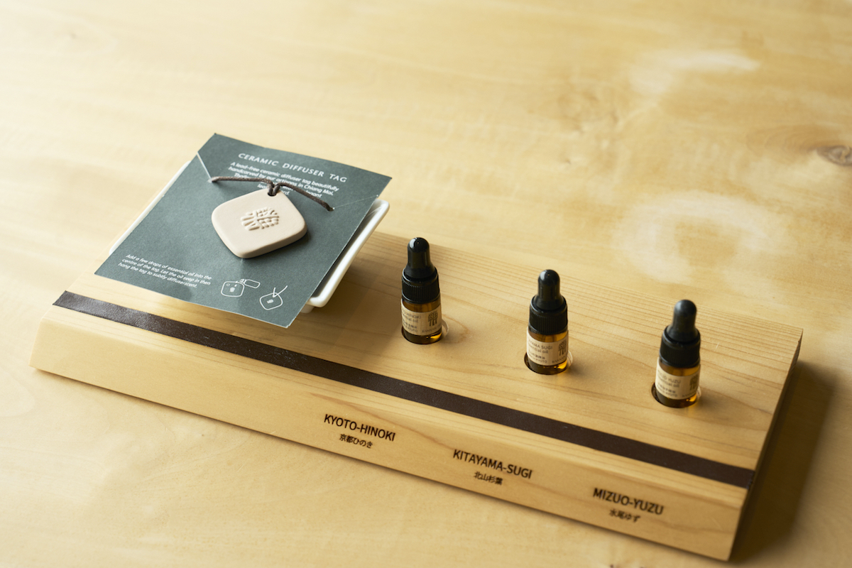 （左から）ディフューザー、アロマオイル3種（京都ひのき、北山杉葉、水尾ゆず）