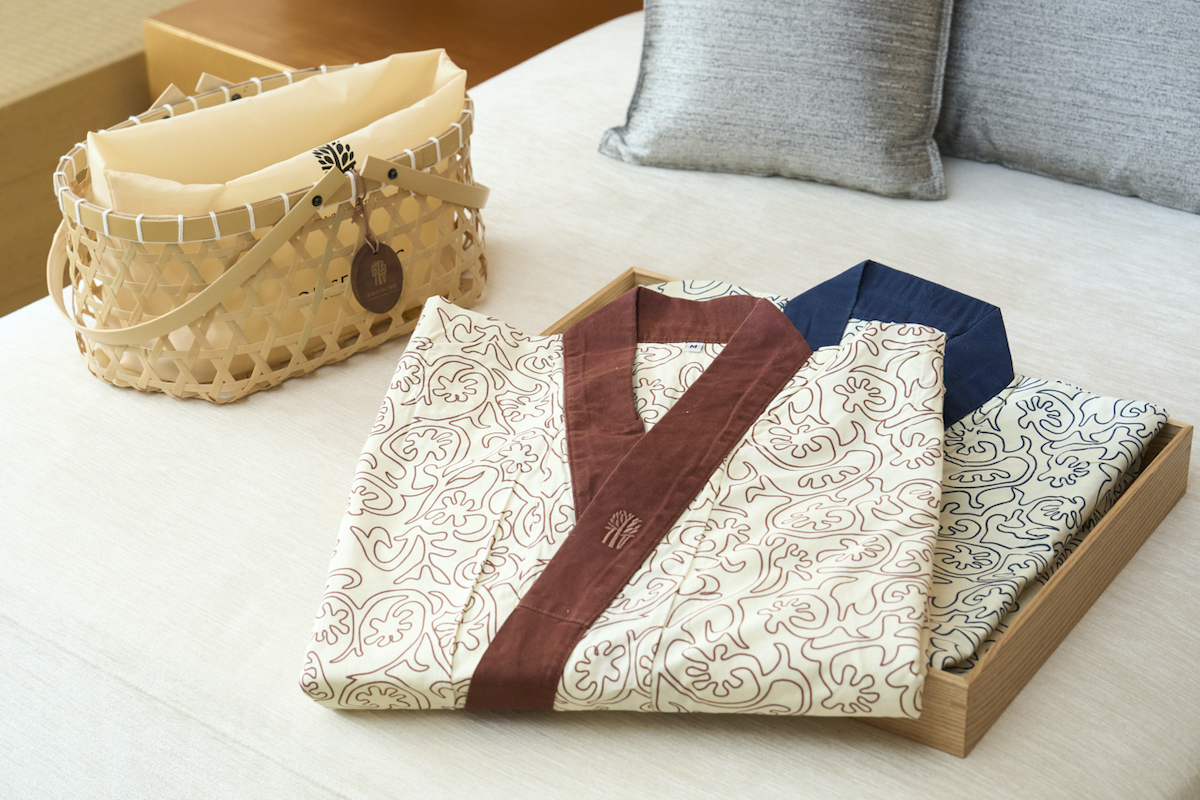 （左から）カゴ、浴衣