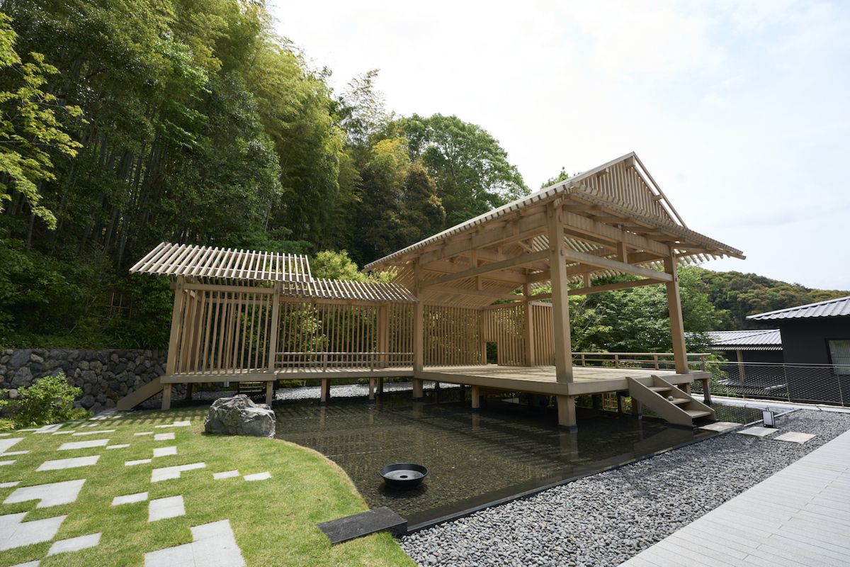 割烹料理「りょうぜん」からは能舞台を間近に眺められる