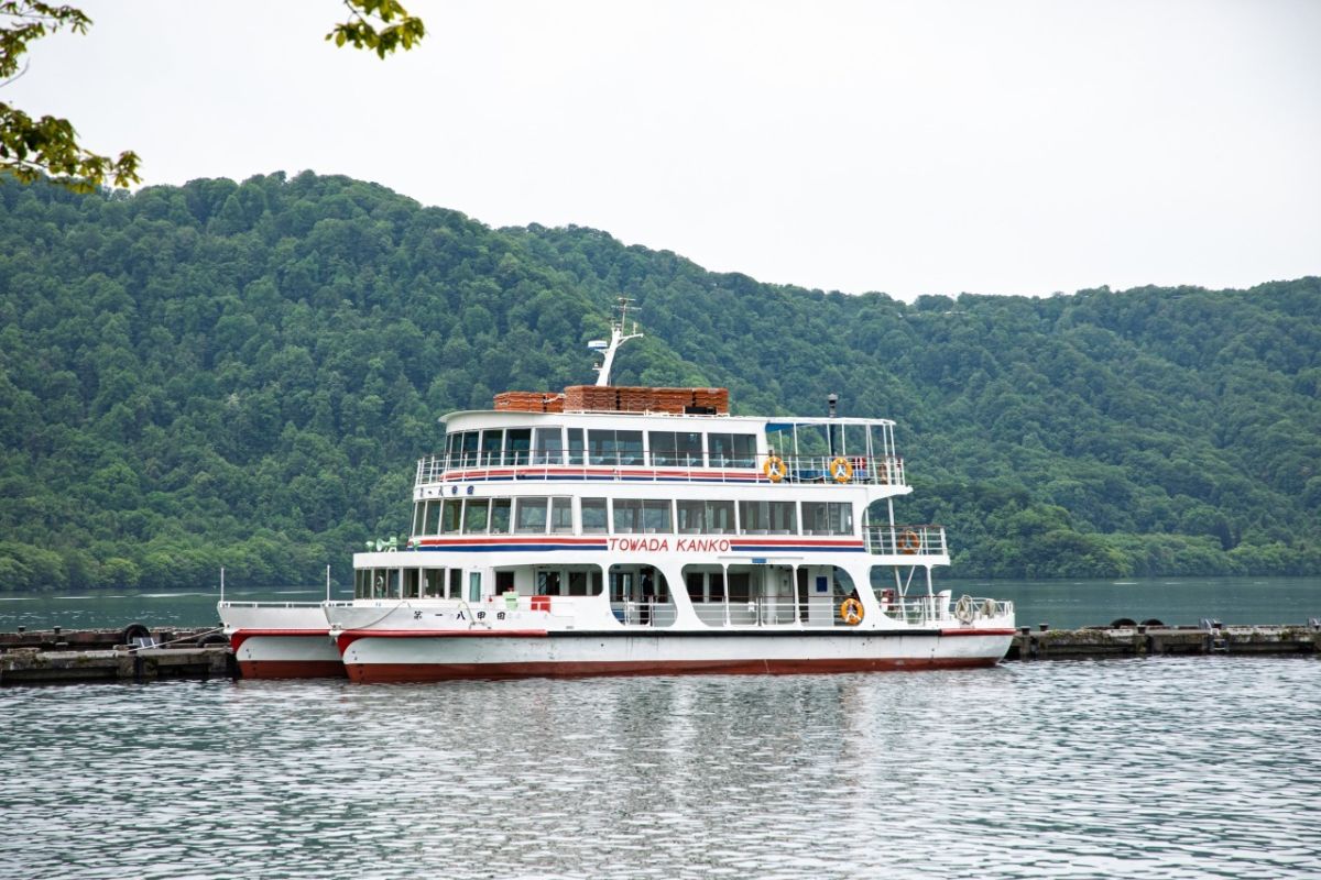 1日6便運航の十和田湖遊覧船