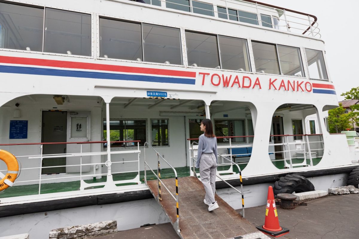 赤と青のラインが目印の船