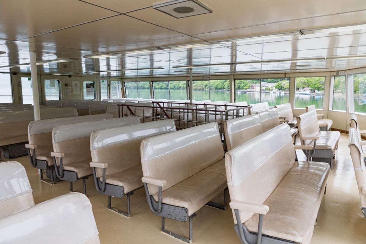 白を基調とした横長のシート