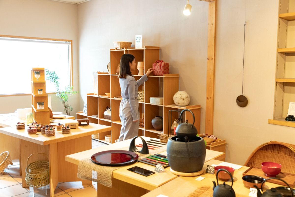 木のぬくもりを感じる明るい店内