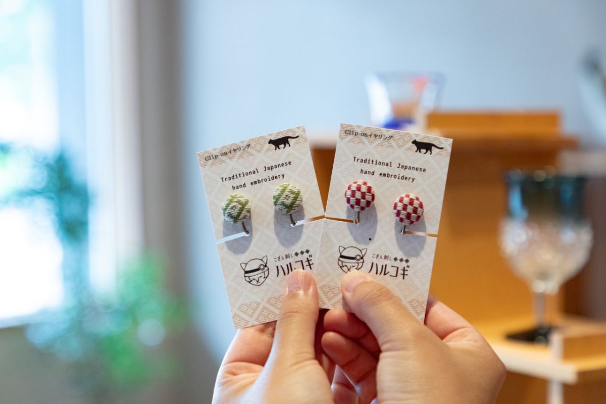 「こぎん刺しイヤリング」各種2200円