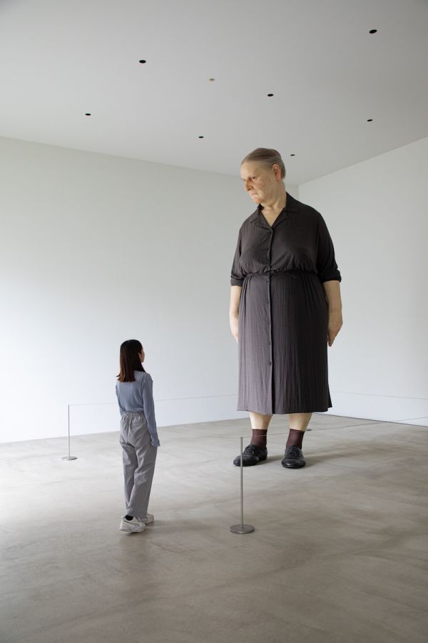 ロン・ミュエク《スタンディング・ウーマン》2007年