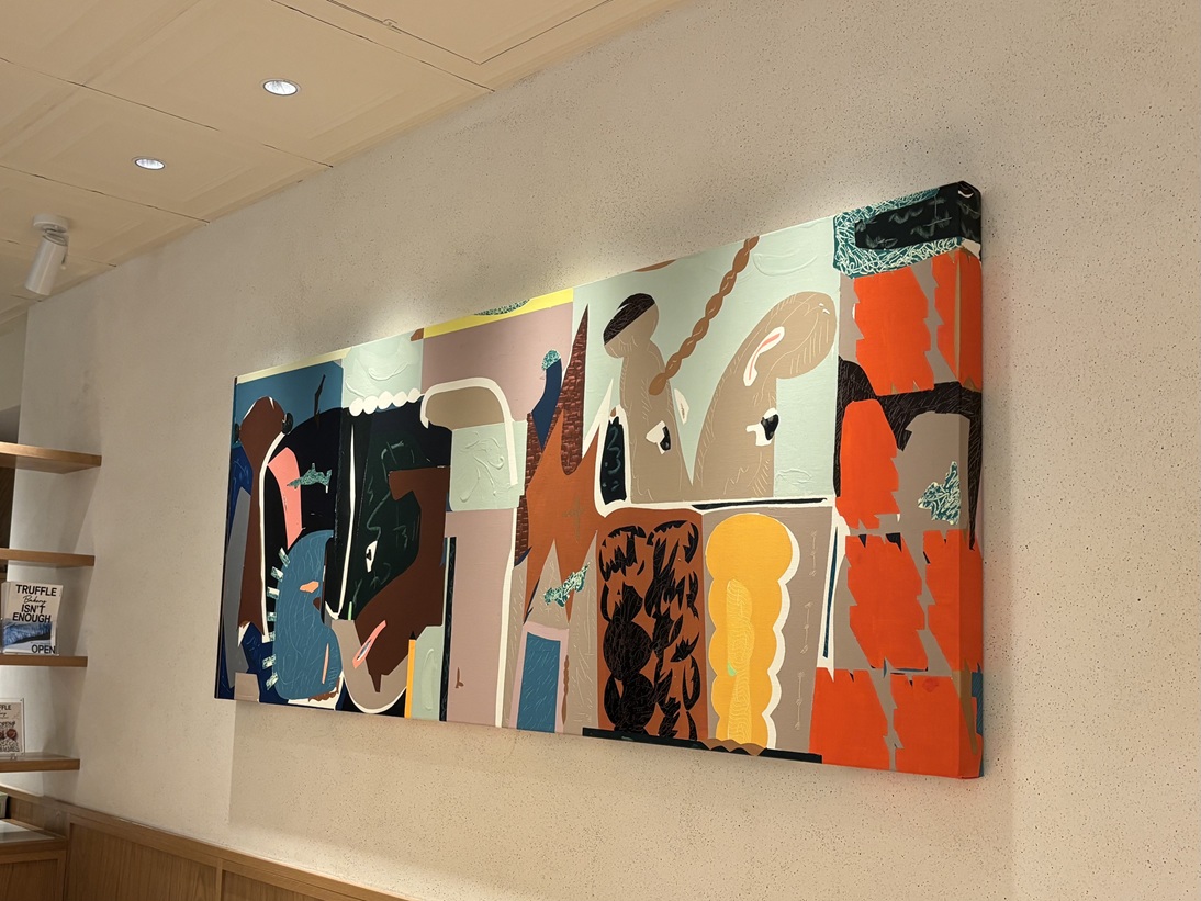 壁にはアート作品が