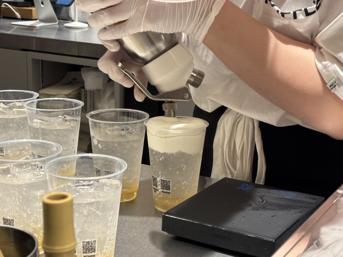 上にクリームが絞られる