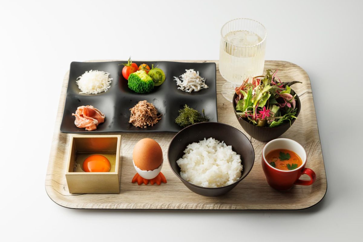 「こだわりの卵かけご飯と特製デリ盛り合わせ」1500円/©︎道の駅湘南ちがさき