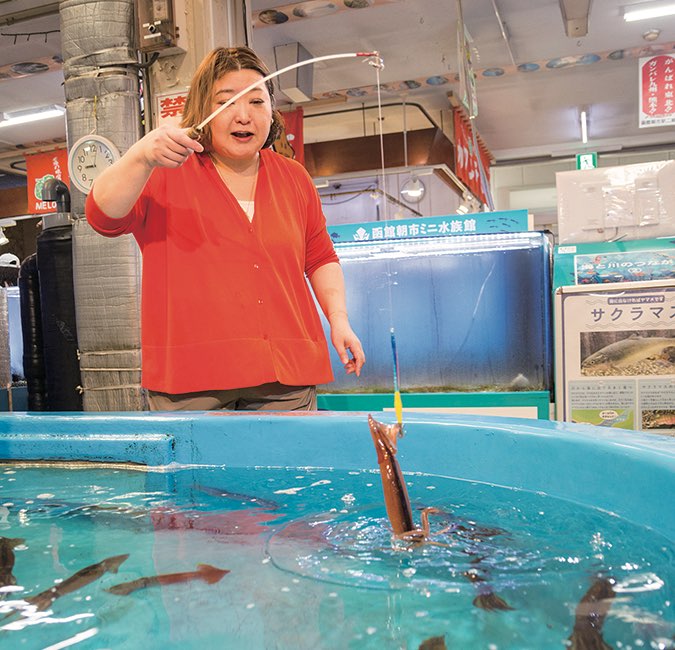 えきに市場の「元祖いか釣り」釣り方は教えてもらえるので安心。針にかかったら一気に引き上げて