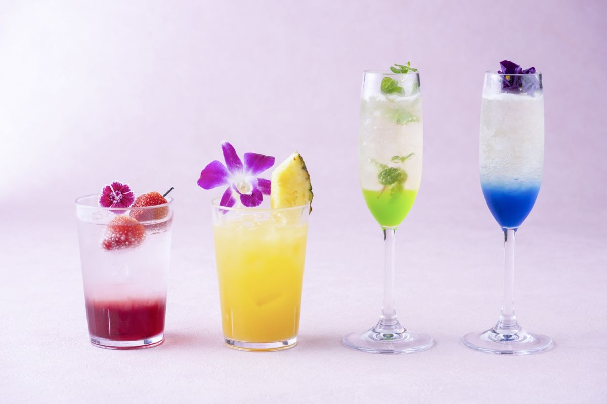 （左から）アルコールカクテルのハイビスカスレッド、トロピカルイエロー、ノンアルコールカクテルのボタニカルグリーン、リンドウブルー