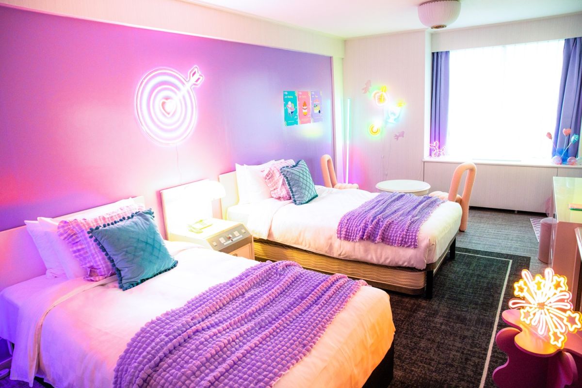 昨年はナイトプールのテーマ「エレクトロ縁日」に合わせ、花火や射的のネオンが映える空間に♡