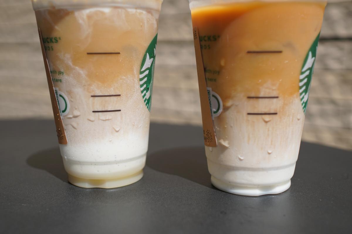 左から、「ビター クリーム コーヒー」カスタマイズ①ホイップクリーム追加（＋55円）、元々のシロップ変更（ホワイトモカ→キャラメル）（無料）、キャラメルソース追加（無料） 「ビター クリーム コーヒー」カスタマイズ②エスプレッソの種類を変更（ブロンド）（無料）、元々のシロップ無し（ホワイトモカシロップ）（無料）