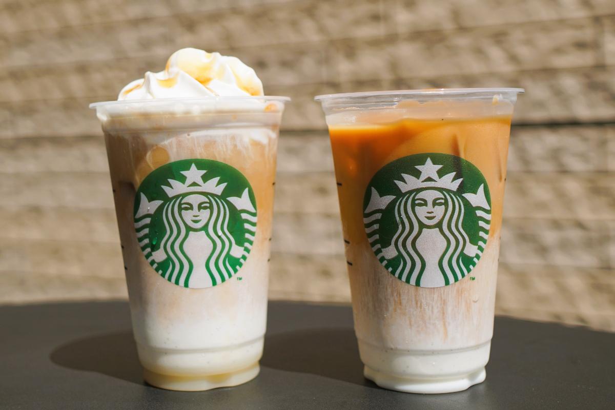 左から、「ビター クリーム コーヒー」カスタマイズ①ホイップクリーム追加（＋55円）、元々のシロップ変更（ホワイトモカ→キャラメル）（無料）、キャラメルソース追加（無料） 「ビター クリーム コーヒー」カスタマイズ②エスプレッソの種類を変更（ブロンド）（無料）、元々のシロップ無し（ホワイトモカシロップ）（無料）