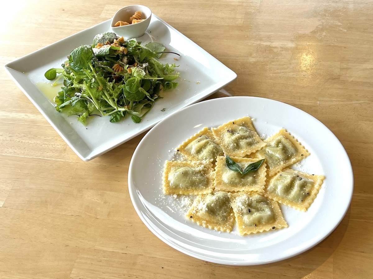 「リッコッタ&ほうれん草のラビオリ、サラダセット」 1750円