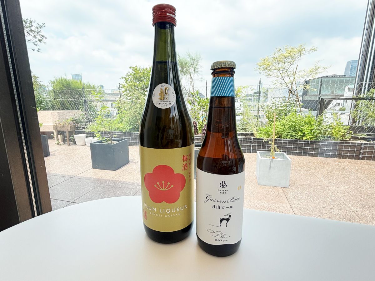 （左から）「梅酒 月山酒造純米酒仕込み」在来品種谷沢梅ロック 1杯1000円、温泉水ソーダ　1杯900円、「月山地ビール　ビルスナー」1杯1200円