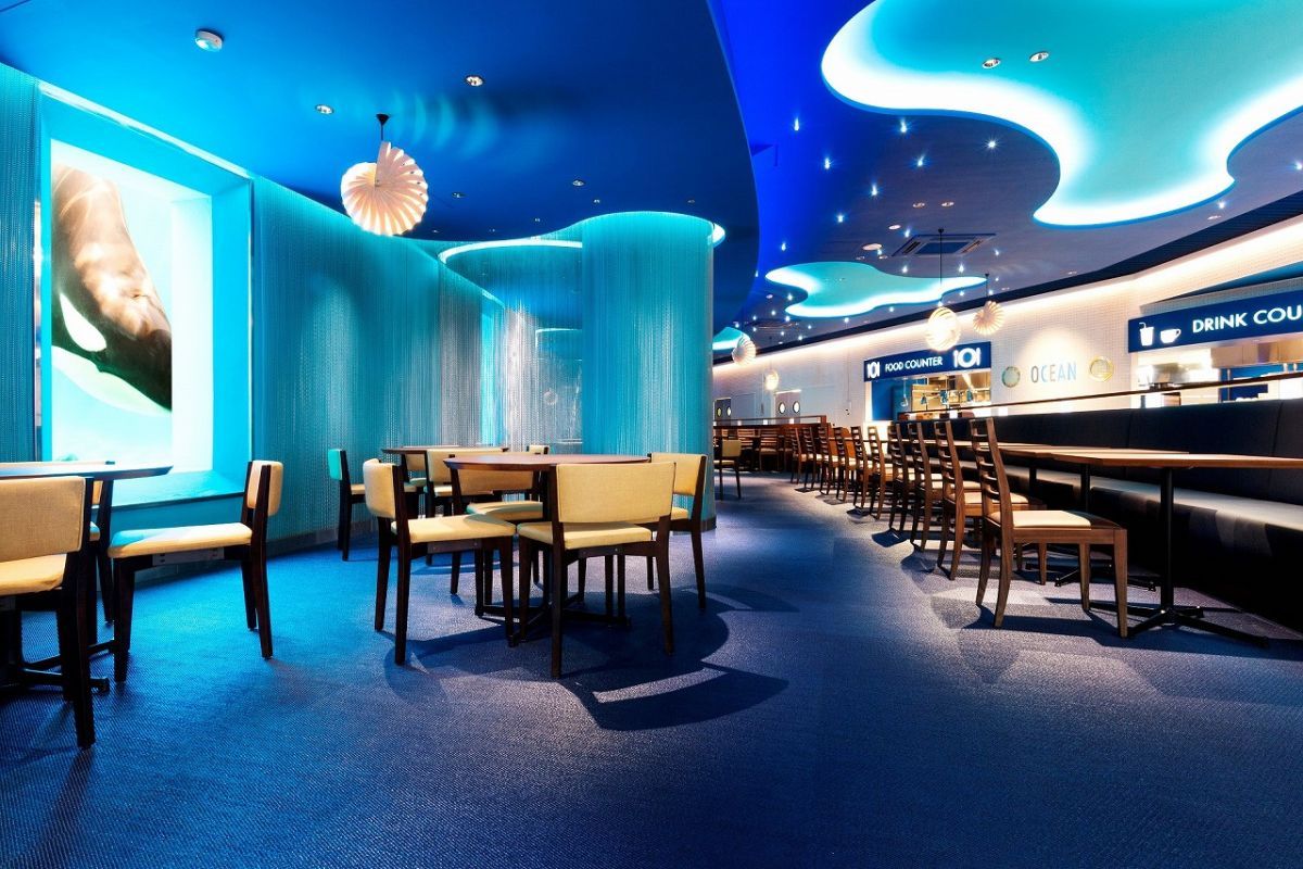 「オーシャン」でシャチを見ながらランチタイム