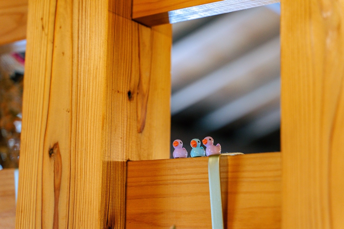 店内のあちこちに飾られたあひるの置物