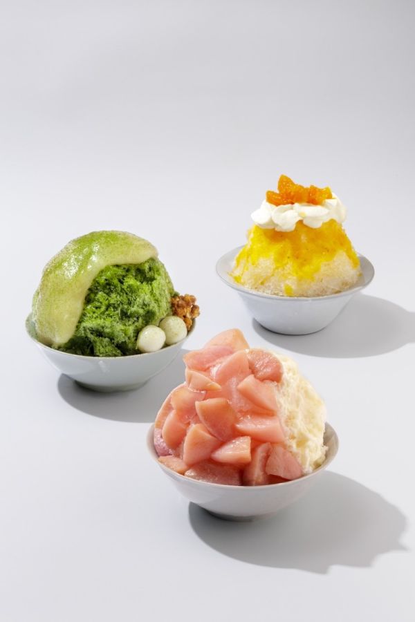 左から「京都宇治抹茶のかき氷」1300円、「せとかみかんのかき氷」1500円、「桃のかき氷」1980円／©株式会社ビオスタイル