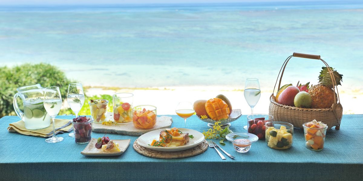 「星のや沖縄」の客室で旬のフルーツを堪能! 夏限定特別朝食 「みーくふぁやー果実朝食」を提供