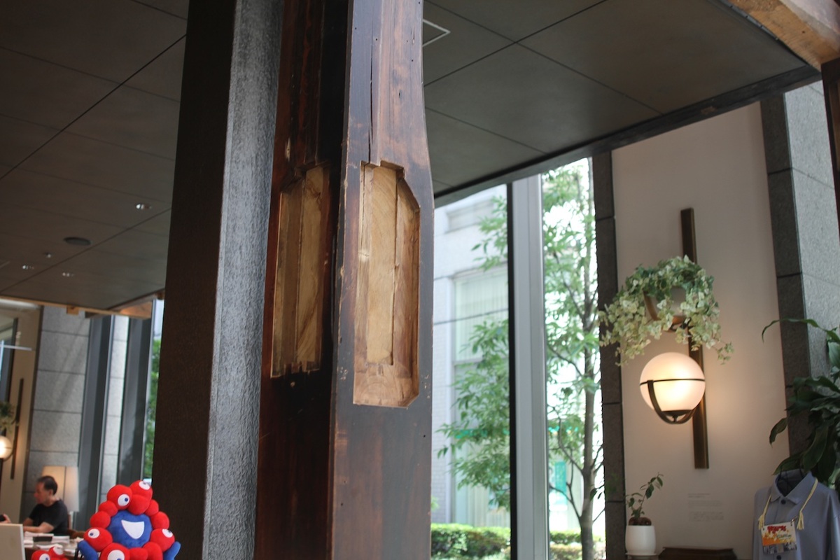 古民家などで使用されていた柱や梁を再利用している