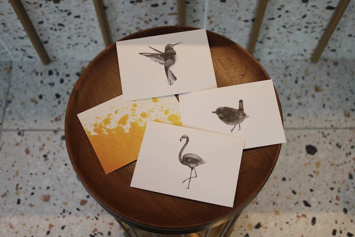 ポストは今でも利用可能。フロントでもらえるポストカードを使って旅先から手紙を送っても◎