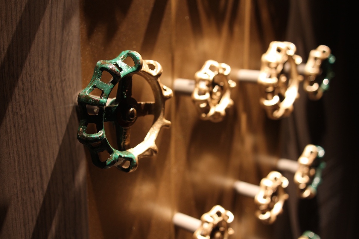 旧京町ビルの給水管バルブを再利用したアート