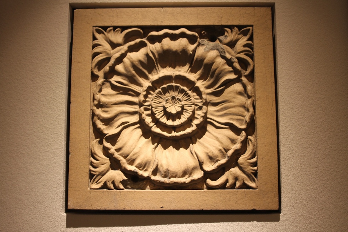 旧京町エビルの外観にデザインされたレリーフは天井にも用いられている