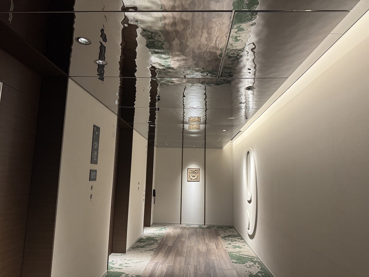 客室フロアエレベーター前の天井は「水の都大阪」をイメージし、水面を表現したデザイン