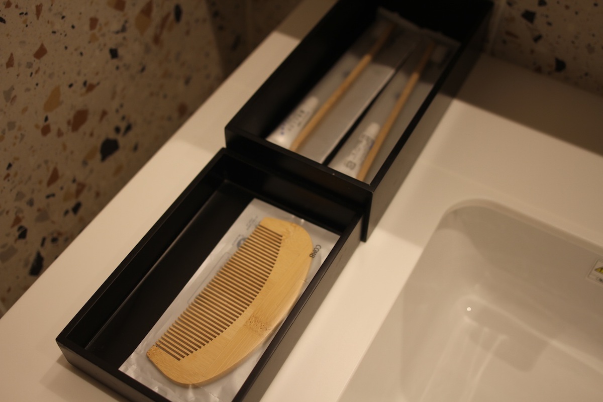 歯ブラシとコームは竹製
