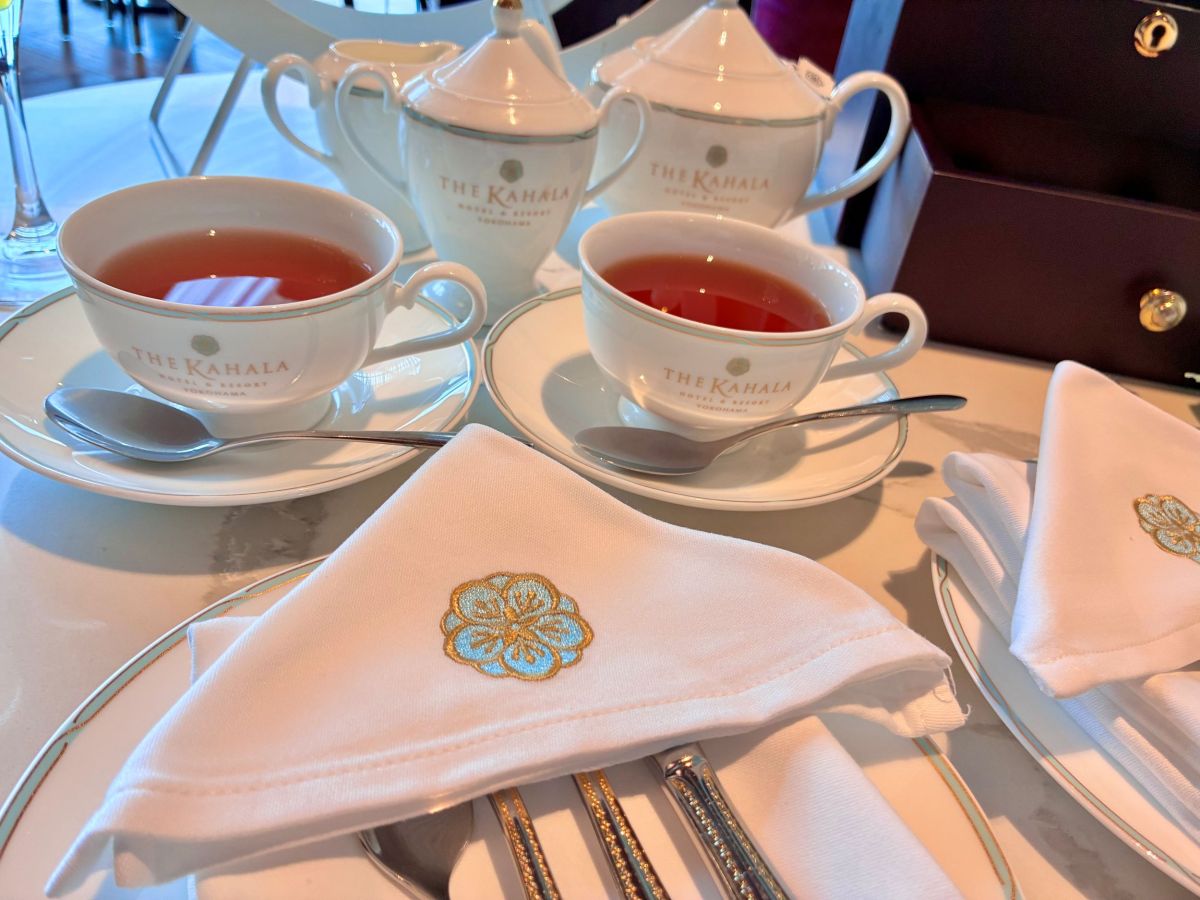 カハラブルーのティーセットもかわいい