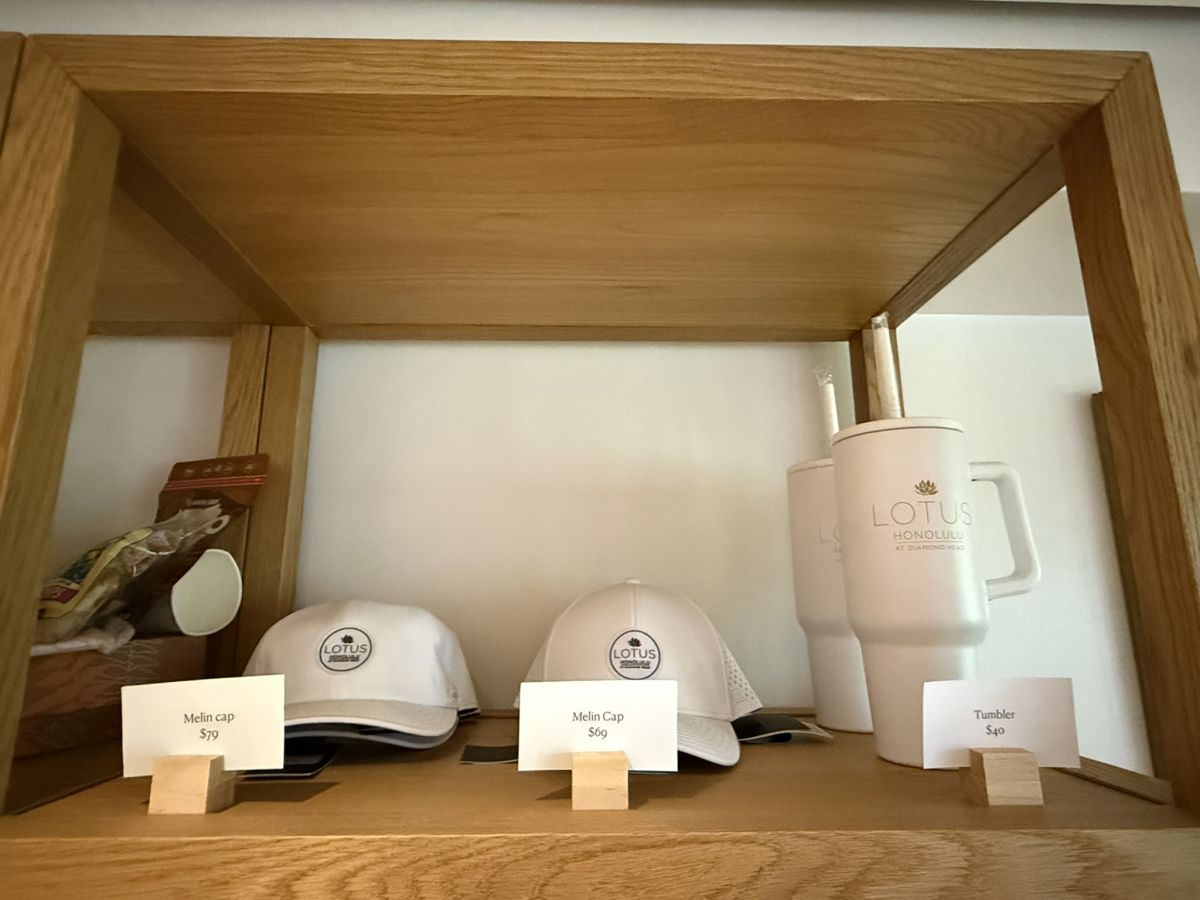 フロントデスク前では、ホテルのロゴ入りグッズなども販売されています