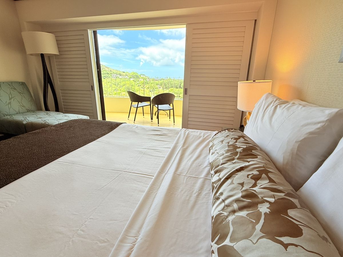 ベッドからもダイヤモンドヘッドを望める