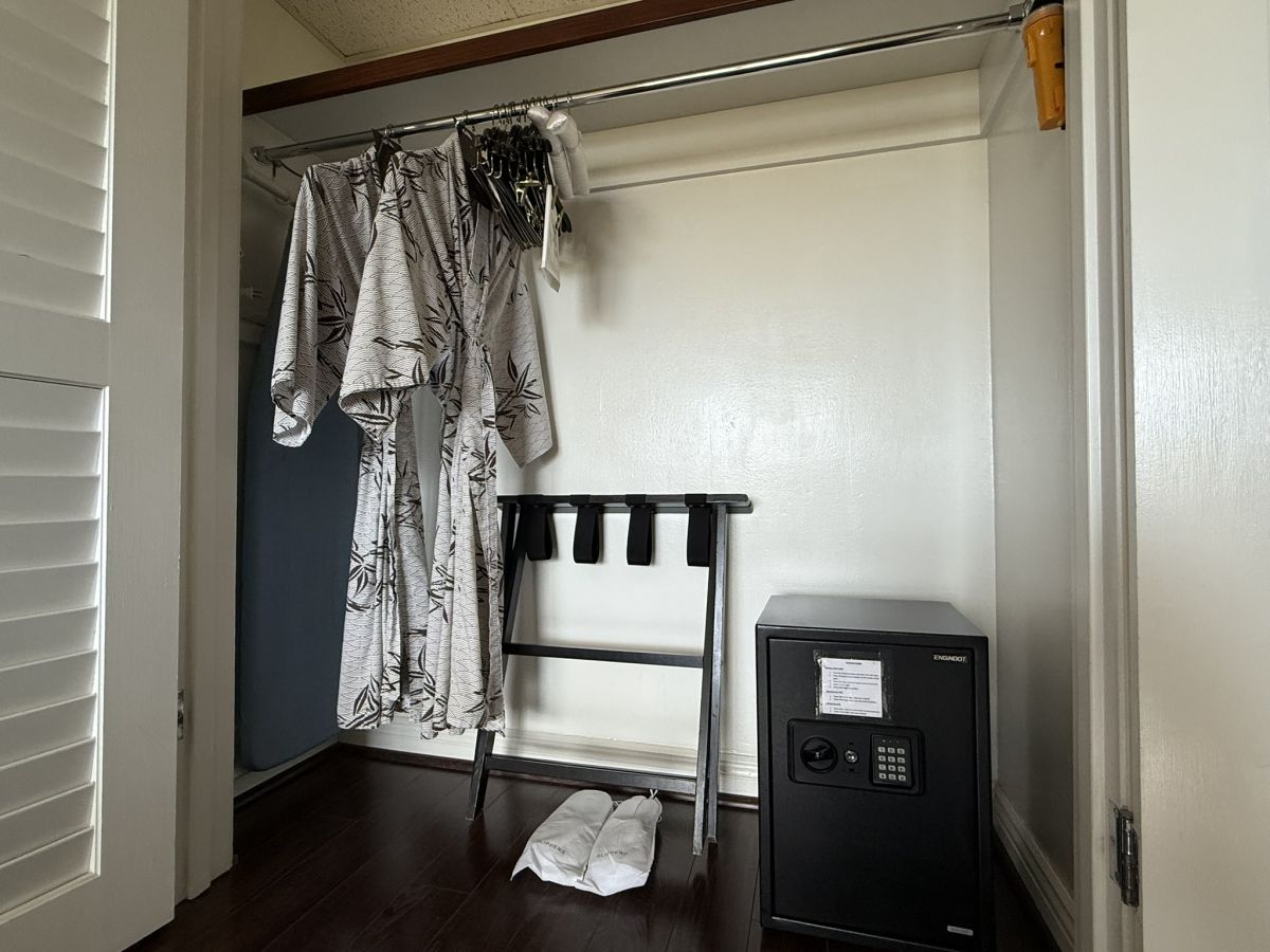 クローゼットには、浴衣タイプのバスローブ、スリッパ、セーフティーボックスがある