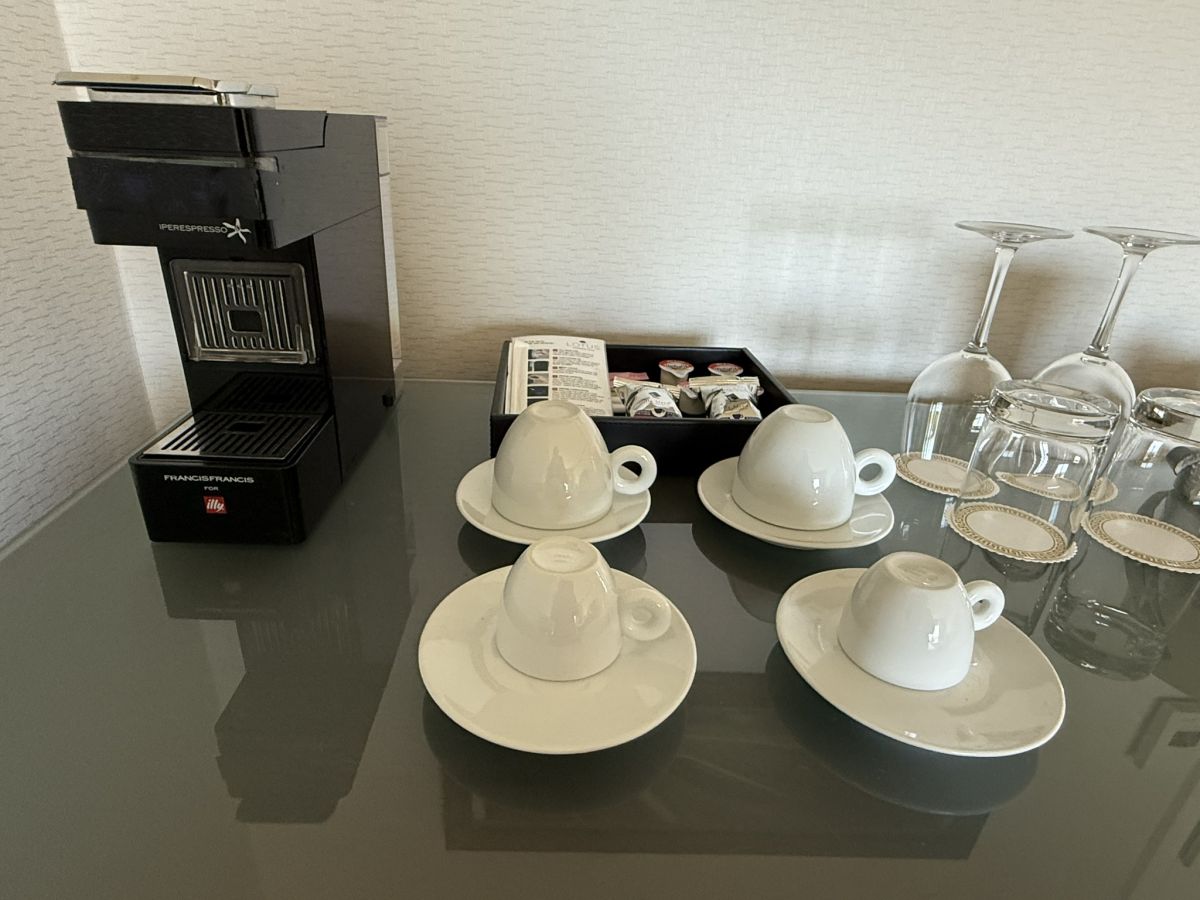 illy(イリー)のエスプレッソマシン、電子レンジ、ミニ冷蔵庫を完備