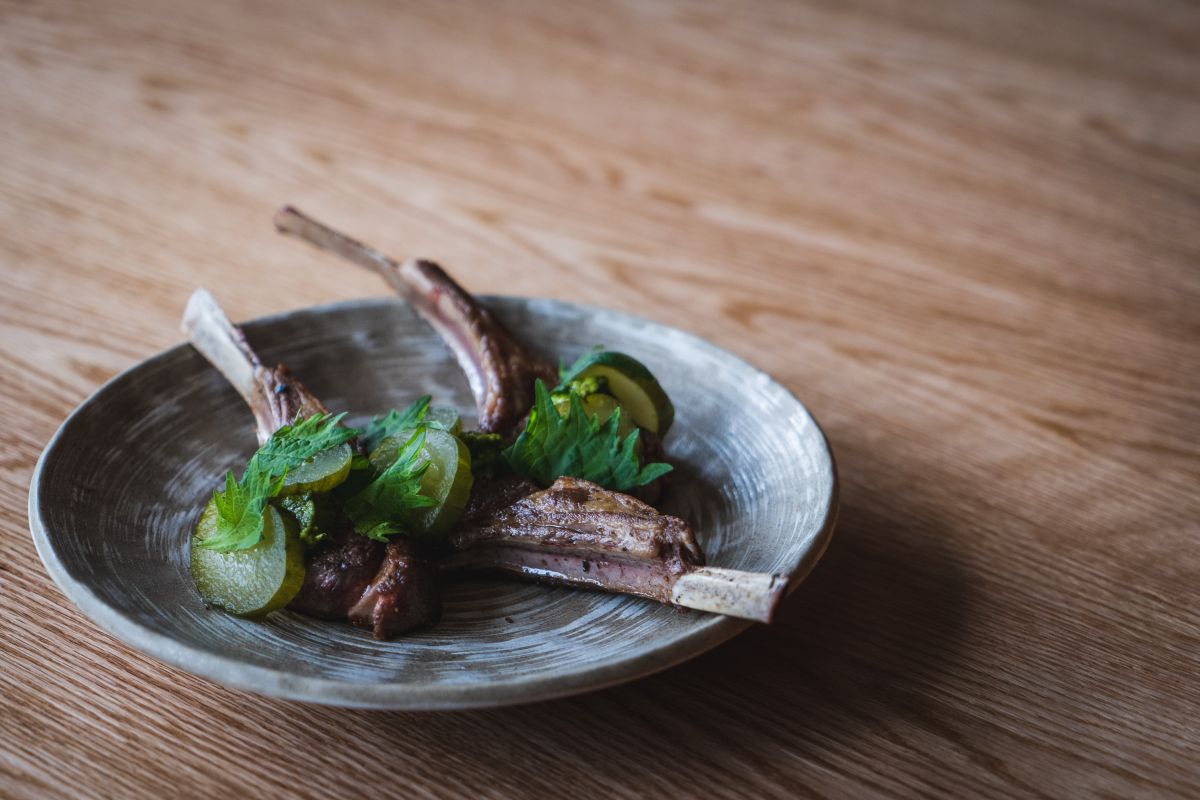 メイン料理の骨付きの小さなラムチョップ「ラム・ロリポップ」　＄45／ロータス・ホノルル・アット・ダイヤモンドヘッド