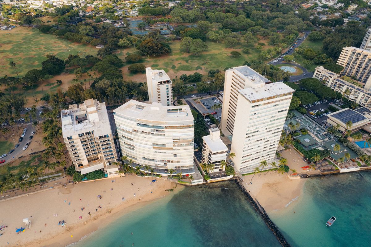 オーシャンフロントに建つ曲線を描いた建物の背後に位置するのが、「ロータス・ホノルル・アット・ダイヤモンドヘッド」／ロータス・ホノルル・アット・ダイヤモンドヘッド