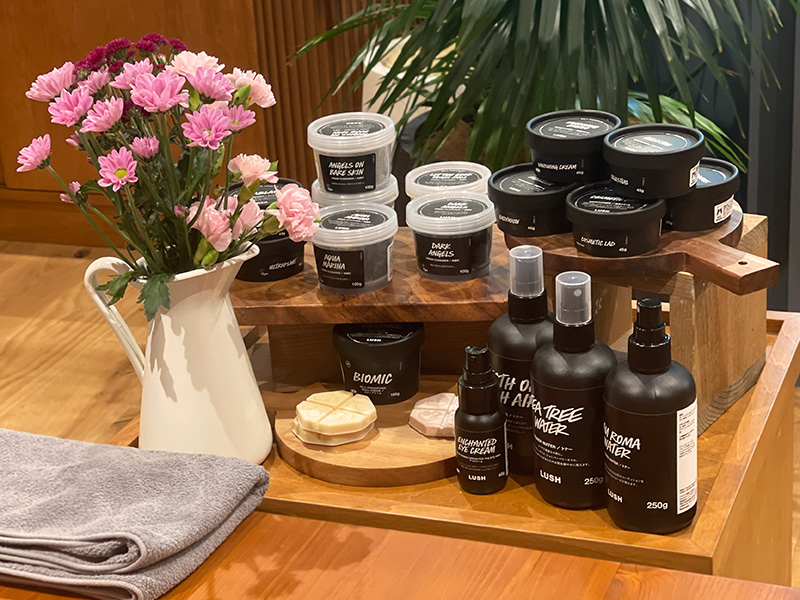 (写真左上から時計回りに)「クレンジング」、「洗顔料」、「保湿剤」、「トナー」、「アイクリーム」、「フェイシャルオイル」、「ボディクリーム」