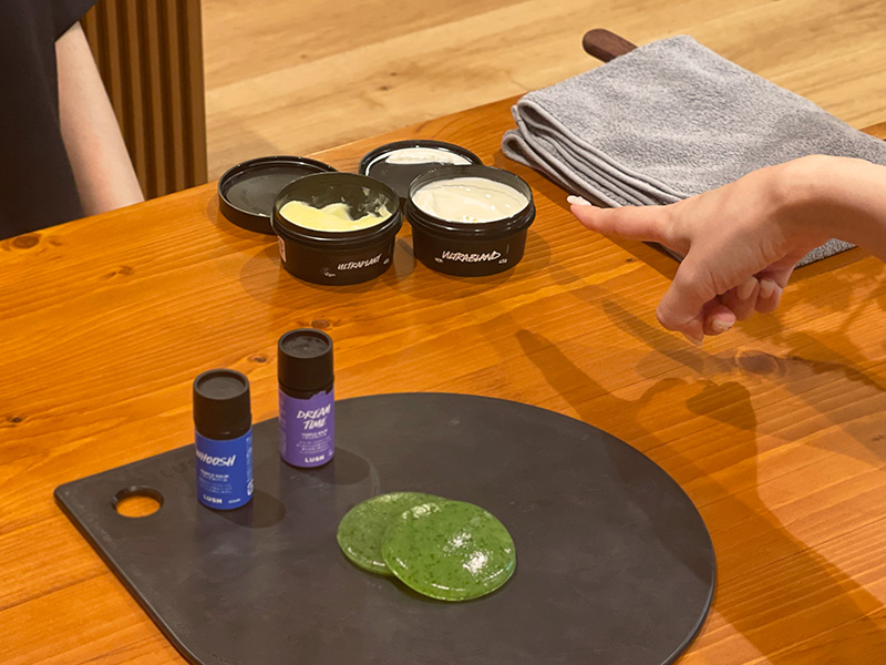 不要な汚れは落としつつ必要な潤いは残してくれる「クレンジング」を選ぶシーン