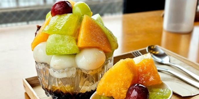 浅草「白玉茶房maruman」のフルーツ盛り盛り白玉あんみつ【ミスター黒猫の東京スイーツトレンドVol.96】