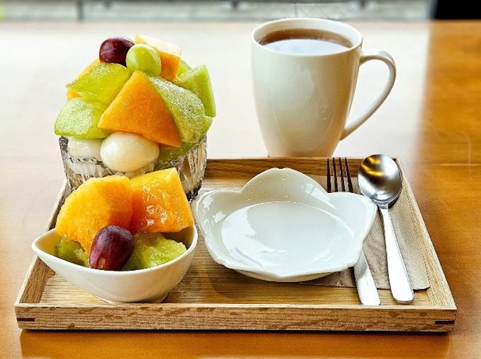 「フルーツ白玉あんみつ（ドリンク付き）」1900円（フルーツの種類により価格も変動）