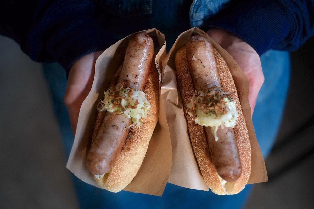 「オリジナルホットドッグ」1300円／© Sticks Coffee