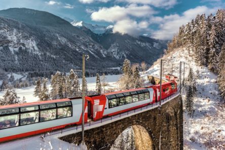 車窓に白銀の絶景が連続！スイスの世界一遅い「氷河特急」で憧れの列車旅へ