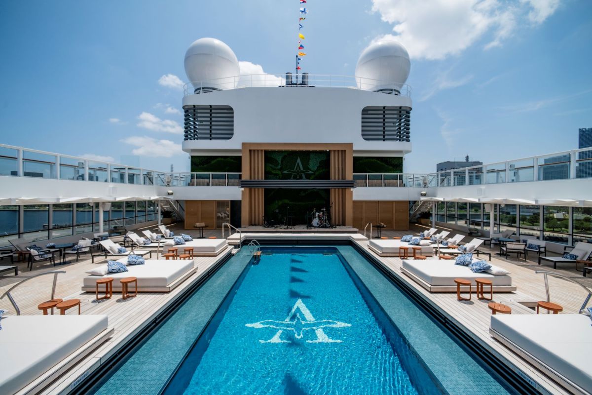 非日常の世界が広がる「アルバトロスプール」。木目の美しさとウォールグリーン、白を基調としたデッキチェアやサマーベッドが素敵。ジャグジーもあります