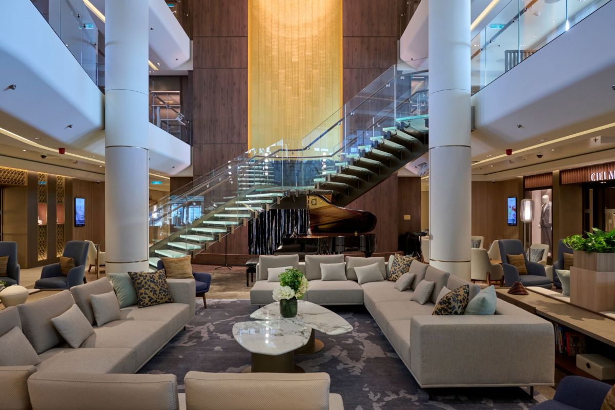 アスカラウンジ。壁一面に室瀬和美氏の作品が。見る角度により印象が変わります