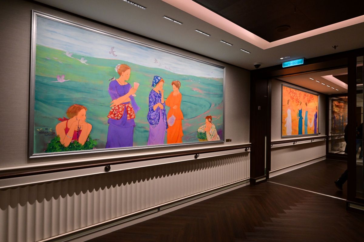 船内いたるところにアート作品が。写真は田村能里子氏の新作