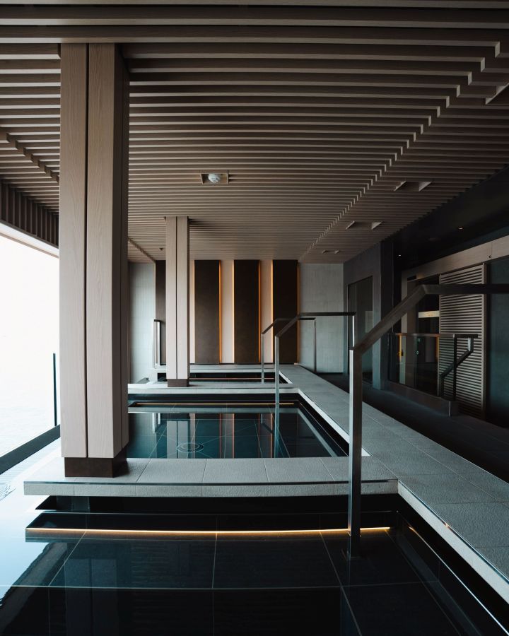 露天風呂。浴槽に入ると大海原と一体になったようなインフィニティ露天風呂のような感覚に！