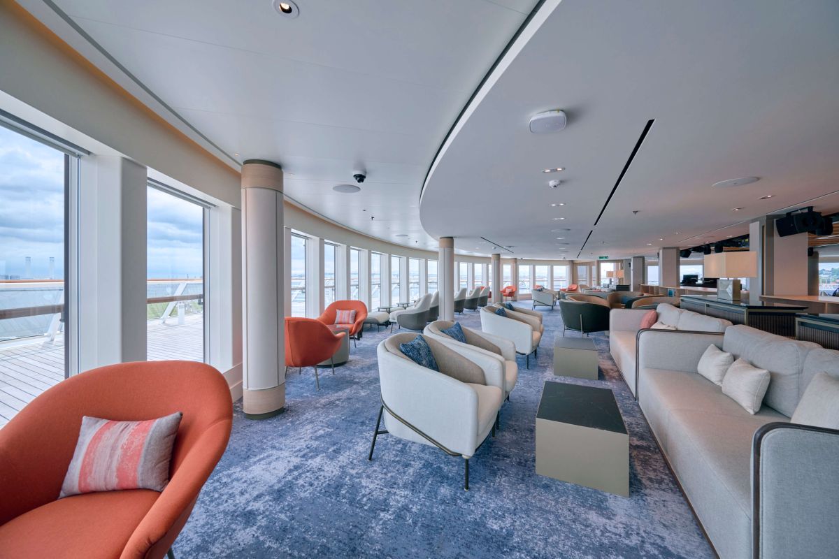 船首のビスタラウンジ