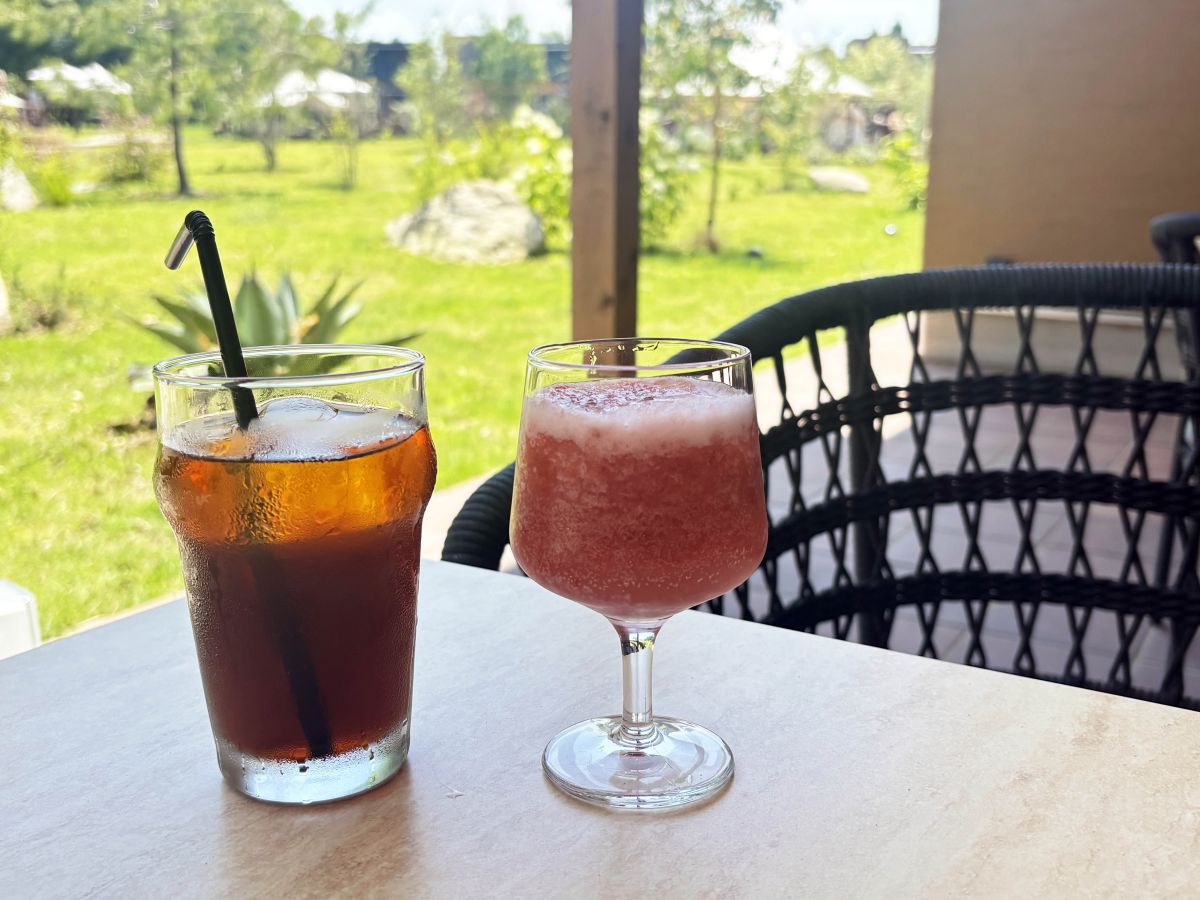 （左から）「SLOWMOUNTAINオリジナルブレンドのスペシャルティコーヒー」、「自家農園産　いちごソーダ」