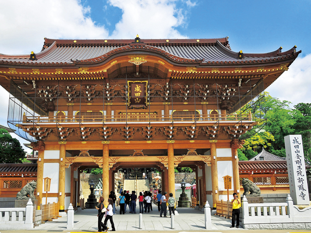 開基1070年を記念して平成20年（2008）に落慶した総ケヤキの総門